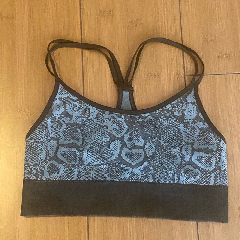 Snake print athletic top

💙 bundle eligible